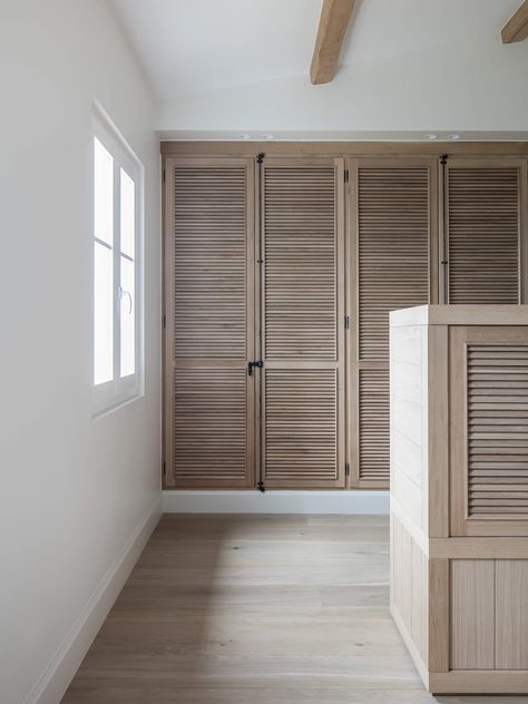 est-living-villa-pistache-caprini-pellerin-architectes-10 Wooden Wardrobe Designs, Wooden Wardrobe Design, Wardrobe Designs, Est Living, Trending Ideas, Wooden Wardrobe, Home Decoration Ideas, Decoration Originale, Bedroom Wardrobe