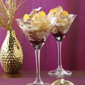 Cannoli Martinis Recipe - Showcase this dessert by serving it in martini glasses. Your taste buds will be delighted with this fabulous treat. There's a delicate crunch from the phyllo, a rich creaminess from the ricotta, subtle wine flavor and a burst of chocolate Martinis Recipe, Italian Desserts Easy, Cannoli Recipe, Wine Flavors, Italian Recipes Dessert, Italian Pastries, After Dinner Drinks, Phyllo Dough, Chocolate Sandwich Cookies