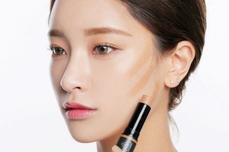 How to Contour the K-Beauty Way Contour Asian, Countouring Ideas, Asian Makeup Contouring, Eyeliner Shapes, Gradient Lips, Cheek Contour, Light Contouring, Korean Makeup Tutorials, Liquid Lipstick Set