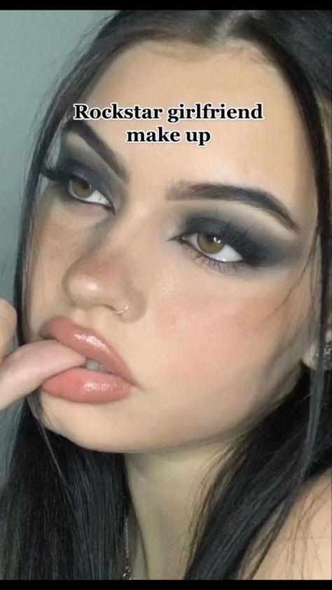 Makeup Ideas That Go With Black Dress, Makeup Idea For Concert, Dark Make Up Ideas, Eyeliner Heart On Cheek, Snitchery Instagram Cosplay, Eye Makeup Rockstar Gf, Eye Makeup Rockstar, Smokey Eye 2023, Bratz Rock Angelz Makeup