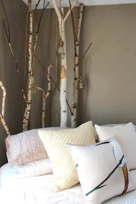 Branch Out! Decorating with Branches • Lots of Ideas & Tutorials! Including from 'apartment therapy', this idea - using branches behind the bed. Lighted Branches Decor, Takken Decor, Branch Painting, Tree Branch Decor, Bed In Corner, Birch Branches, Driftwood Decor, Design Basics, Bedroom Decorating Ideas