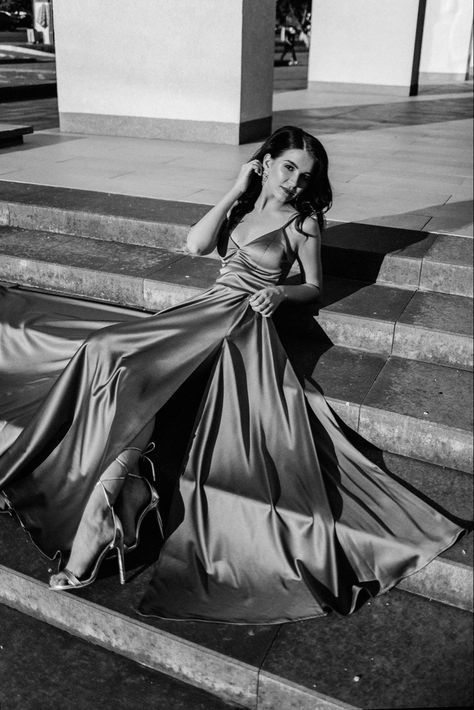 Dramatic Dress Photoshoot, Long Dress Photoshoot Poses, Long Dress Photoshoot Ideas, Black And White Photo Shoot, White Photo Shoot, Downtown Pictures, Prom Picture Poses, Prom Picture, Aesthetic Black And White