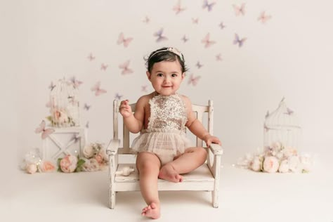 Butterfly Cake Smash, Mother Baby Photography, Baby Birthday Photoshoot, First Birthday Photography, Cake Photoshoot, Toddler Themes, 1st Birthday Girl Decorations, Cake Smash Ideas, Birthday Photoshoot Ideas