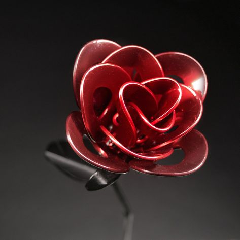 SCRAP METAL ART HOW TO #MetalScrapRecycling Welded Rose, Cool Welding Projects, Scrap Recycling, Metal Roses, Single Red Rose, Art Steampunk, Welding Art Projects, Metal Welding, Metal Art Welded