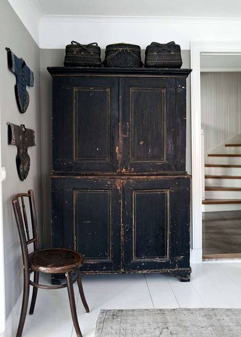 Black Painted Furniture, Antique Armoire, Black Cabinet, Casa Vintage, Primitive Furniture, Distressed Furniture, Black Furniture, Furniture Inspiration, A Chair