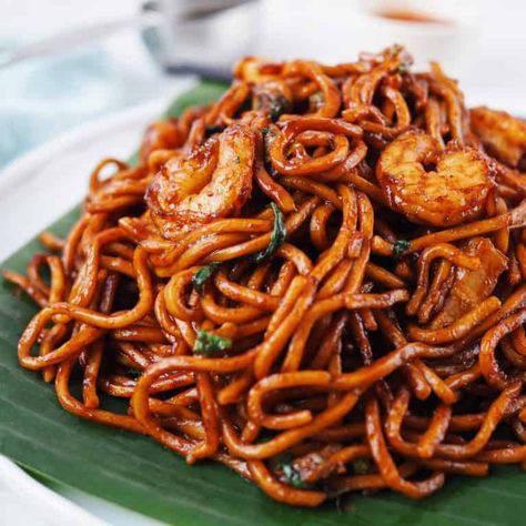 KL Hokkein Mee (30-min. Recipe) - Christie at Home Hokkien Mee Recipe, Malaysian Noodles Recipes, Hokkien Noodles Recipe, Malaysian Noodles, Hokkien Noodles, Chewy Noodles, Chinese Banquet, Malaysian Recipes, Egg Noodle Recipes