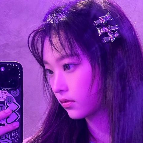 newjeans haerin selca icon pfp New Jeans Style, Dessin Adorable, My Chemical, Purple Aesthetic, Kpop Girl Groups, K Idols, Get Up, Mbti, Kpop Idol