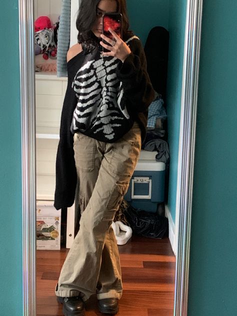 Skeleton Aesthetic Outfit, Skeleton Sweater Outfit, Oversized Sweater Outfit Grunge, Skeleton Shirt Outfit, Grunge Fashion Aesthetic, Comfy Grunge, Skeleton Clothes, Outfit Grunge, Oversized Sweater Outfit