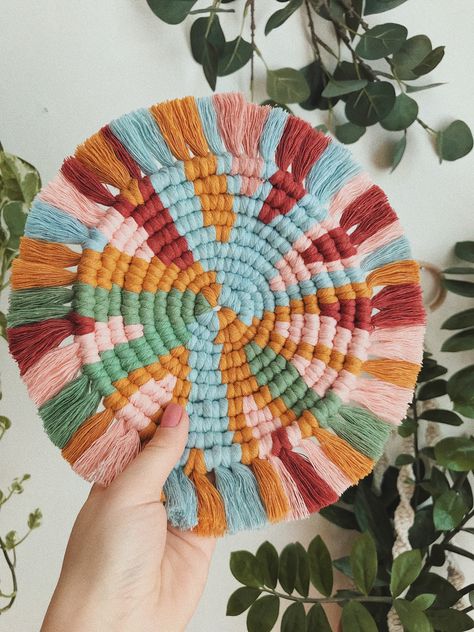 Round Macrame Placemat Diy, Macrame Placemat Diy, Rope Coasters Diy, Home Decor Ideas Paper, Macrame Circle, Macrame Products, Coaster Tutorial, Paper Flower Wall Hanging, Diy Placemats