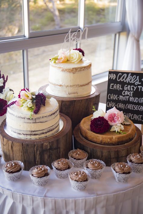 Wedding Cake Separate Tiers Rustic, Cake On Wood Slice, Wedding Cake On Log Slice, Rustic Wedding Cake Table Set Up, Wedding Cake Etagere, Rustic Wedding Cake Stand Wood, Wood Slice Cake Stand, Wood Cake Stand Wedding, Log Cake Stand