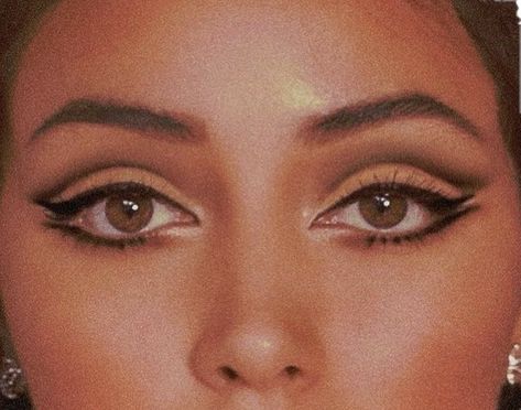 Great Gatsby Eye Makeup, Vegas Wedding Makeup, 60s Wedding Makeup, Alternative Bridal Makeup, 70s Eyeliner, Mod Eyeliner, Twiggy Makeup Tutorial, Abba Makeup, 60s Eyeliner