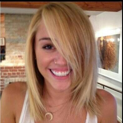 Miley cyrus medium length hair. Love it Miley Cyrus Blonde, Miley Cyrus Hair, Hair Guide, Liam Hemsworth, Hair Images, Long Blonde, New Haircuts, Short Blonde Hair, Blonde Pixie