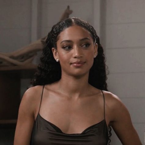 Samantha Logan Aesthetic, Samantha Vera University Series, Samantha Logan, Samantha Logan All American, Samantha American Girl, Samantha Who Tv Show, Olivia Baker, American Hairstyles, Women Writing