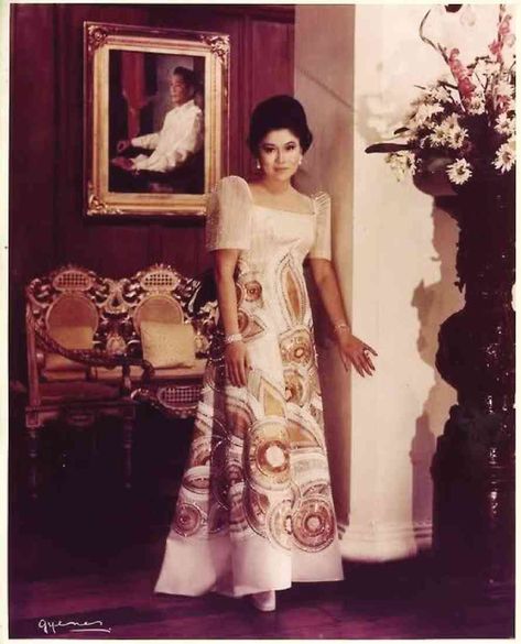 IMELDA MARCOS at the peak of her beauty and power wears a Joe Salazar signature “terno.” Philippines Dress, Modern Filipiniana Dress, Filipiniana Wedding, Filipino Clothing, Philippines Fashion, Filipino Fashion, Filipiniana Dress, Fancy Clothes, Origin Story