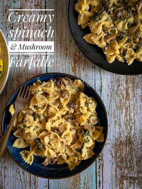 Easy creamy bowtie / farfalle pasta recipe with spinach and mushrooms Butterfly Pasta, Creamy Cheesy Pasta, Spinach Mushroom Pasta, Pasta Sausage, Pasta Spinach, Cheesy Pasta Recipes, Easy Pasta Recipe, Compote Recipe, Spinach Mushroom