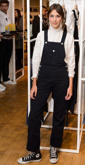 Dress like a clown ... Alexa Chung. Black Denim Dungarees Outfits, Black Dungaree Outfit, Black Overalls Outfit Winter, Dungarees Outfit Winter, Alexa Chung Style Winter, Black Dungarees Outfit, Overalls Street Style, Salopette Outfit, Overalls Outfit Winter