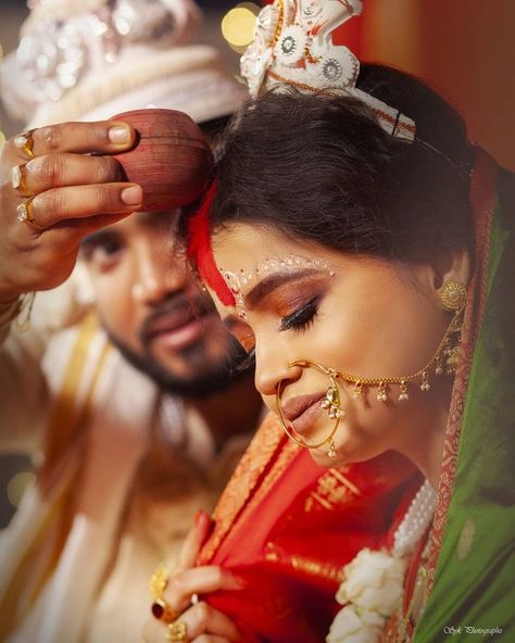 Sindoor Daan Photography, Sindur Dan Photography, Bengali Wedding Rituals, Bengali Marriage, Haldi Poses, Hindu Wedding Ceremony, Bengali Bridal Makeup, Bride Photos Poses, Corporate Women