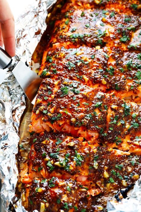 Honey Mustard Salmon Recipes, Salmon In Foil Recipes, Honey Mustard Salmon, Salmon In Foil, Homemade Honey Mustard, Mustard Salmon, Honey Mustard Sauce, Salmon Dishes, Idee Pasto Sano