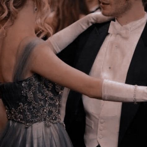 Klaroline Aesthetic, Caroline Aesthetic, Caroline Forbes Aesthetic, Tvdu Aesthetic, Tvd Aesthetic, Klaus And Caroline, Ball Aesthetic, Vampire Diaries Wallpaper, Royalty Aesthetic