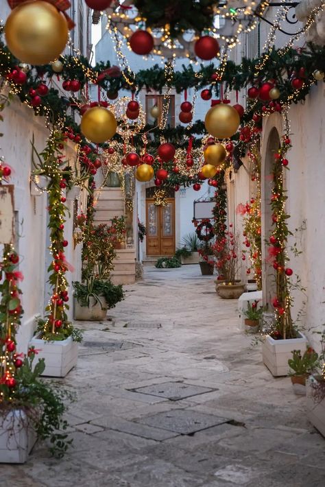 Italy In December, Christmas In Italy, Winter Trip, Italian Christmas, Farmhouse Christmas Tree, Christmas Themes Decorations, Holiday Market, Christmas Trends, Christmas Tree Design