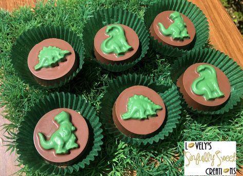 Dinosaur Oreos Chocolate Covered, Dinosaur Treat Table, Dinosaur Treats, Desserts Table, Dinosaur Birthday Party Decorations, Oreo Chocolate, Chocolate Covered Treats, Covered Oreos, Oreo Pops