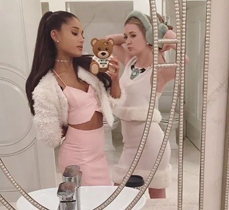 💅❤ Chanel Scream Queens, Chanel Oberlin, Billie Lourd, Queens Wallpaper, Pink Tumblr Aesthetic, Ariana Grande Fans, Queen Aesthetic, Chanel Outfit, Queen Outfit