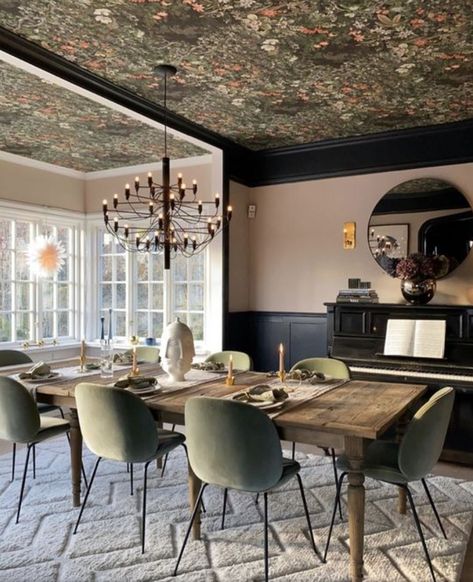 Dining Room Layout, Dark Dining Room, Interior Design Dining, Dining Room Design Modern, Dining Room Wallpaper, Wallpaper Ceiling, Wooden Bed Design, Dining Room Ceiling, Bed Design Modern