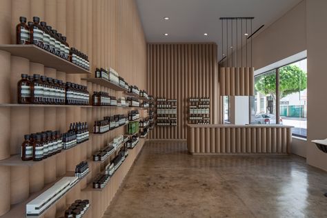 Reclaimed cardboard tubing from fabric rolls used by the nearby fashion district line the walls of this Los Angeles store for skincare brand Aesop. Aesop Store, Cardboard Design, Kengo Kuma, Retail Design Blog, Retail Interior, Cardboard Tubes, Cardboard Furniture, Store Interior, Retail Space