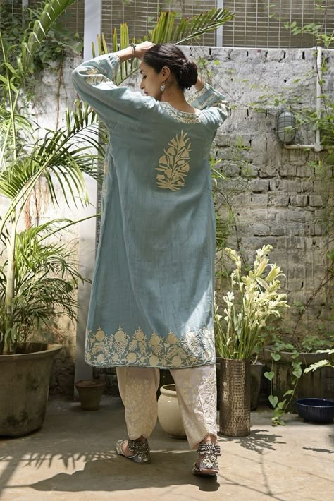 Kashmiri Kurta Woman, Kashmiri Suits Salwar Kameez, Pakistani Dresses Casual Party Wear, Kashmiri Suits Design, Kashmiri Embroidery Suits, Kashmiri Kurti, Kashmiri Kurta, Kashmiri Suits, Heena Kochhar