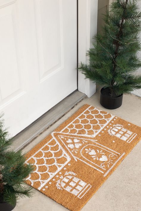 Paint your own DIY Gingerbread House Doormat to bring an extra element of holiday cheer to your front door. Painted Coir Doormat Diy, Coir Doormat Diy, Diy Gingerbread House, Doormat Diy, Ginger Bread House Diy, Diy Gingerbread, Diy Christmas Door, Porch Mat, Door Mat Diy