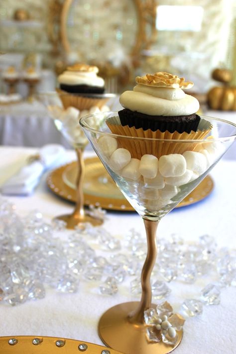 What a lovely way to serve these cupcakes... I'll do this at my next dinner party.. Torte Cupcake, Great Gatsby Wedding, Great Gatsby Party, Gatsby Party, Gatsby Wedding, Eve Parties, Cakepops, New Years Eve Party, New Years Party