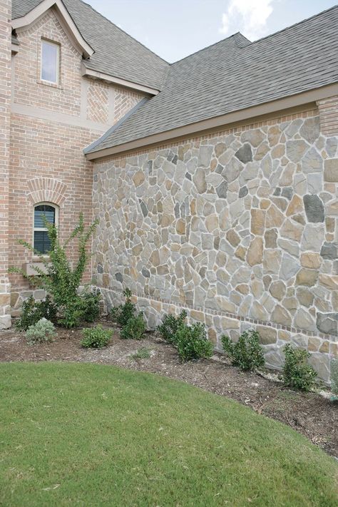 Field Stone House Exterior, Fake Stone Exterior, Faux Stone Exterior, Siding Inspiration, Rock Siding, Stone Veneer Exterior, Stone Foundation, Faux Stone Walls, Stone Exterior Houses