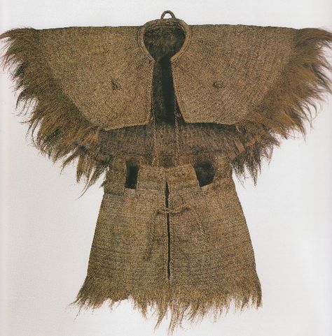 This is a Chinese peasant man's clothing from 1000 BCE. Prehistoric Fashion, Primitive Clothing, Peasant Clothing, Textiles Inspiration, Girls Raincoat, Running In The Rain, Rain Cape, Red Rain, Hemp Clothing