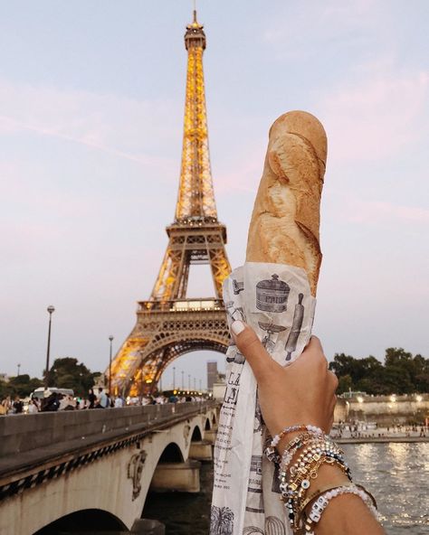 Jules & Viv on Instagram: “Paris & a big baguette sounds REAL NICE right about now!!” Paris Fashion 2023, Paris Winter Aesthetic, Paris Winter Outfit, Viviane Audi, Parisian Winter, Paris Shooting, Paris Baguette, Paris Winter, Paris Vibes