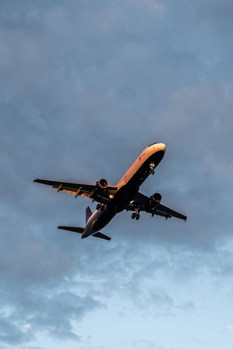 Pilot Career, Plane Photography, Plane Photos, Cat Dark, Airplane Wallpaper, Dubai Aesthetic, Aviation World, Airplane Photography, Passenger Aircraft