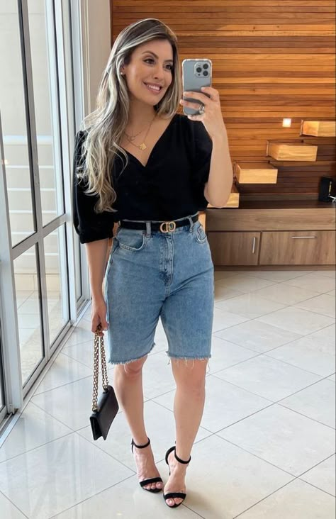 Looks com Bermudas Jeans: Versatilidade,e Autenticidade Bermuda Jeans Outfit, Look Bermuda Jeans, Short Jeans Outfit, Rita Saraiva, Look Short Jeans, Bermuda Shorts Outfit, Jean Short Outfits, Looks Jeans, Shorts Outfits Women