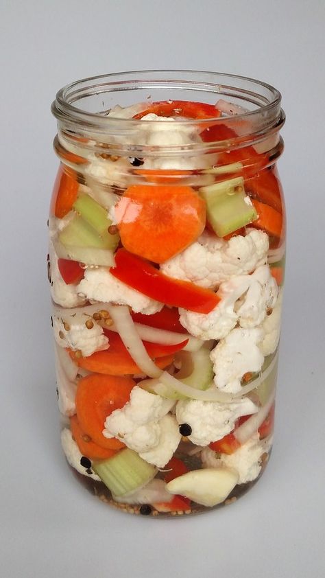 Antipasto Platters, Easy Pickling Recipes, Pickled Vegetables Recipe, Pickled Cauliflower, Home Canning Recipes, Canning Vegetables, Fermentation Recipes, Vegetable Medley, Appetizer Ideas