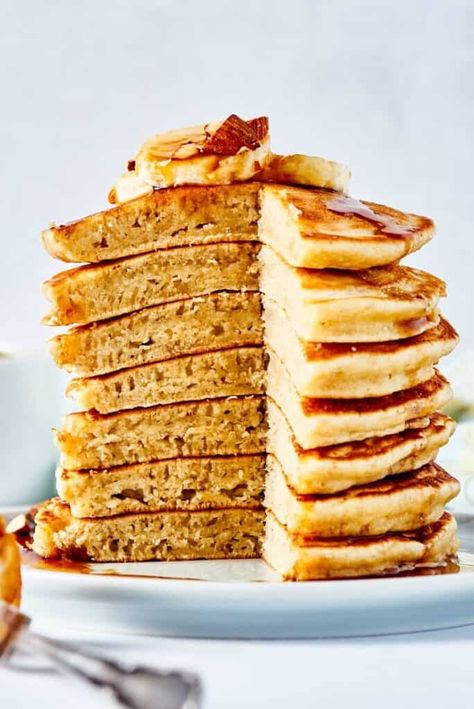 These almond flour banana pancakes are so thick and fluffy, you won't believe it is gluten free! 3 ingredients and ready in 10 minutes! Pancakes 3 Ingredients, Pancake Recipe Healthy Oatmeal, Healthy Oatmeal Pancakes, Almond Flour Banana Pancakes, Flourless Pancakes, Keto Favorites, Almond Flour Banana, Oatmeal Pancakes Healthy, Keto Banana