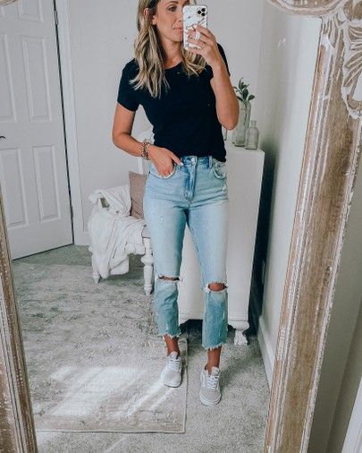 Tan Vans Outfit Women, Jeans And Tennis Shoes Outfit Summer, Summer Mom Jeans Outfit Casual, Taupe Vans Outfit, Summer Jeans And Sneakers Outfit, Mom Jeans With Vans, Mom Jean Outfits Spring, Mom Jean Outfits Summer, What Shoes To Wear With Mom Jeans