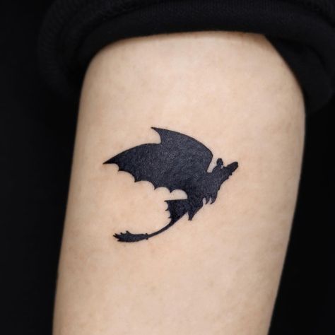 Toothless Dragon Tattoo, Toothless Tattoo, Small Dragon Tattoos, Dragon Tattoo For Women, Arm Band Tattoo, Dragon Tattoo Designs, Dragon Trainer, Small Tattoo Designs, Dream Tattoos