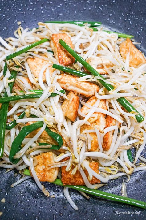 How to make this easy, Malay vegetable dish, Taugeh Goreng Ikan Bilis or Beansprout Anchovy Stir Fry. Taugeh Goreng, Malay Food, Sushi Night, Vegetable Dish, Leafy Vegetables, Fried Tofu, Woks, Bean Curd, Bean Sprouts