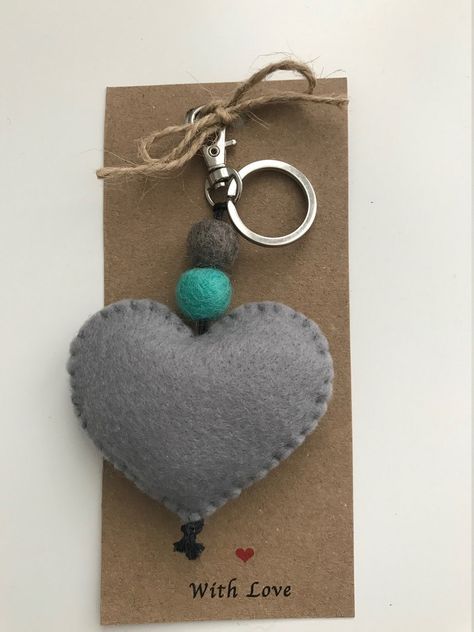 Felt Keyring, Handmade Teacher Gifts, Diy Keyring, Felt Keychain, Unique Handmade Gifts, Craft Card, Diy Valentines Crafts, Felt Heart, Felt Patterns