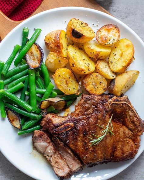 Potatoe Wedges, Steak And Veggies, Mood Happy, Healthy Food Menu, Healthy Food Inspiration, Easy Healthy Meal Prep, Healthy Food Dishes, Makanan Diet, Healthy Food Motivation