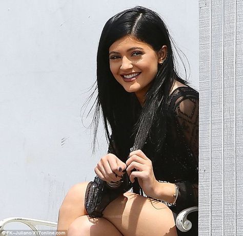 Something new: Kylie Jenner showed off her new hair extensions [and a rare smile] in Los Angeles on Monday Kylie Jenner Hair Extensions, Kylie Jenner 2014, Kylie Jenner Daily, Kylie Jenner Black, Kylie Jenner Hair, Jenner Girls, Kylie Jenner Look, Kylie J, Black Hair Extensions