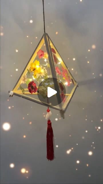 Itsy Bitsy Artsy I Art & Craft I Creative DIY on Instagram: "DIY flowers pressed triangle lantern 🏮 ✨🌸🌺 🌿Illuminate your space with handmade brilliance! Unveiling the magic of wood sticks and scotch tape crafted hanging lights. . . . 📌Follow me for more : ➡️ @itsy_bitsy_23 ➡️ @itsy_bitsy_23 ➡️ @itsy_bitsy_23 . . . #DIYLighting #woodstickcrafts #HomeDecor #CraftyCreations #handmade #LightingDesign #ArtisanCraft #UpcycledArt #SustainableLiving #CreativeHome #EcoFriendlyDecor #homedecor #CraftyInnovation #ArtistryAtHome #HomemadeHues #CraftersOfInstagram #LightingInspiration #parentchildhandmade #CraftyKids #HandcraftedHappiness #HomeArtistry #InnovativeCrafts #DIYDecor #CraftersCommunity #decor #ArtfulAmbiance" Diy Diwali Lights Decor, Diwali Latern Diy, Lamp Diy Hanging, Lantern Diy For Kids, Diy Diwali Lamp, Diy Diwali Gifts Handmade, Diy Lanterns For Diwali, Diwali Art And Craft Ideas, Diwali Lanterns Handmade