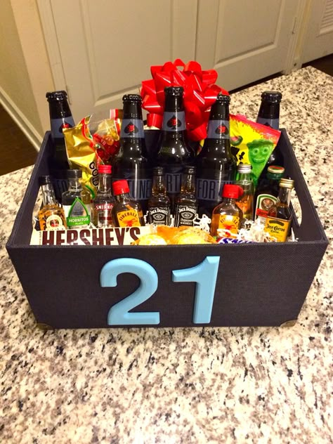 21st birthday present for the boyfriend 21st Birthday Gifts For Guys, 21st Birthday Gifts For Boyfriend, Diy 21st Birthday Gifts, Boyfriends 21st Birthday, Boyfriend 21st Birthday, 21st Birthday Basket, 21st Birthday Diy, Guys 21st Birthday, Birthday Present For Boyfriend