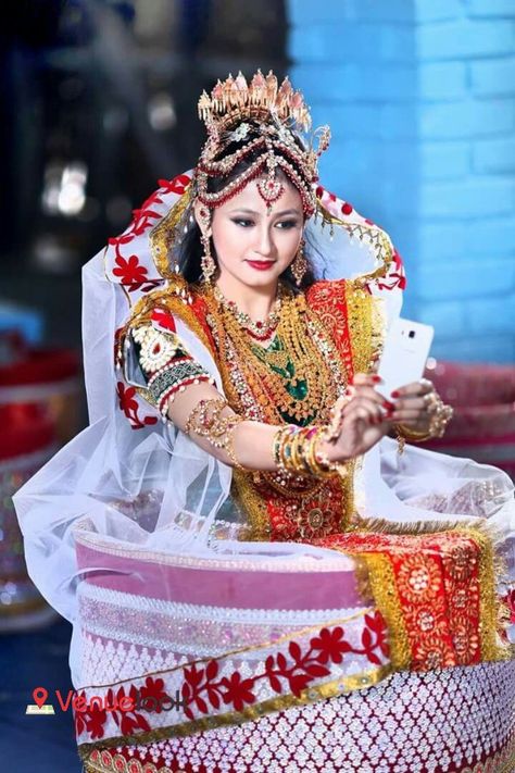 Manipuri brides wear the raslila skirt (Potloi). Manipuri Bride, Manipuri Dance, East Indian Wedding, Bharatanatyam Poses, Bride Collection, Dance Of India, Bridal Runway, Female Photography, Matha Patti