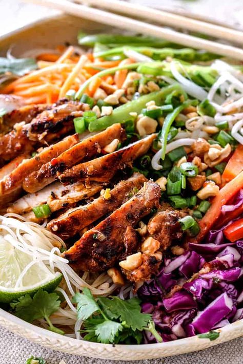 Vietnamese Noodle Salad, Shred 10, Vietnamese Foods, Lemongrass Chicken, Chicken Shredded, Vietnamese Noodles, Julienned Carrots, Shredded Carrots, Bowl Food