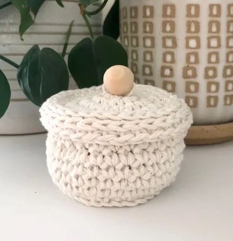 Trinket Basket Crochet Trinket Dish, Crochet Basket With Lid, Sugar N Cream Yarn, Basket Crochet Pattern, Crochet Headband Tutorial, Easy Crochet Headbands, Boho Crochet Patterns, Basket Tutorial, Boho Basket