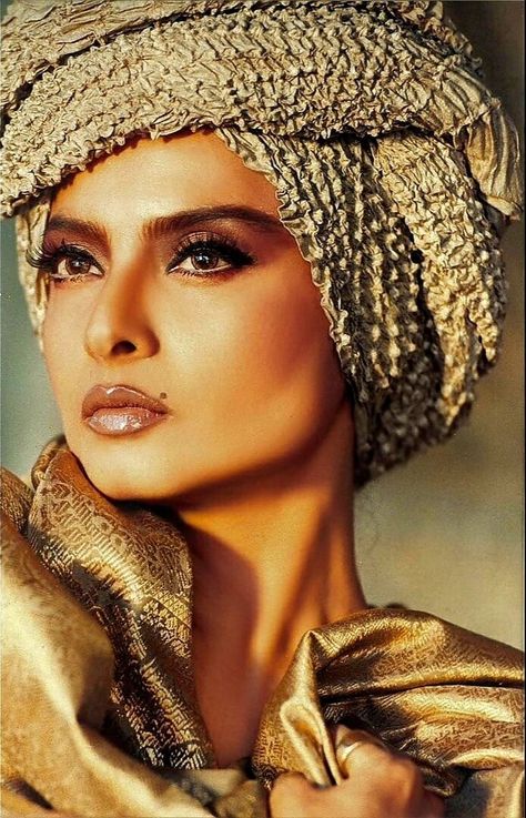 Rekha Actress Style, Retro Bollywood Fashion, Actress Style, 90s Bollywood Fashion, High Fashion Photoshoot, Rekha Actress, Fashion Editorial Makeup, Bollywood Makeup, Bollywood Retro